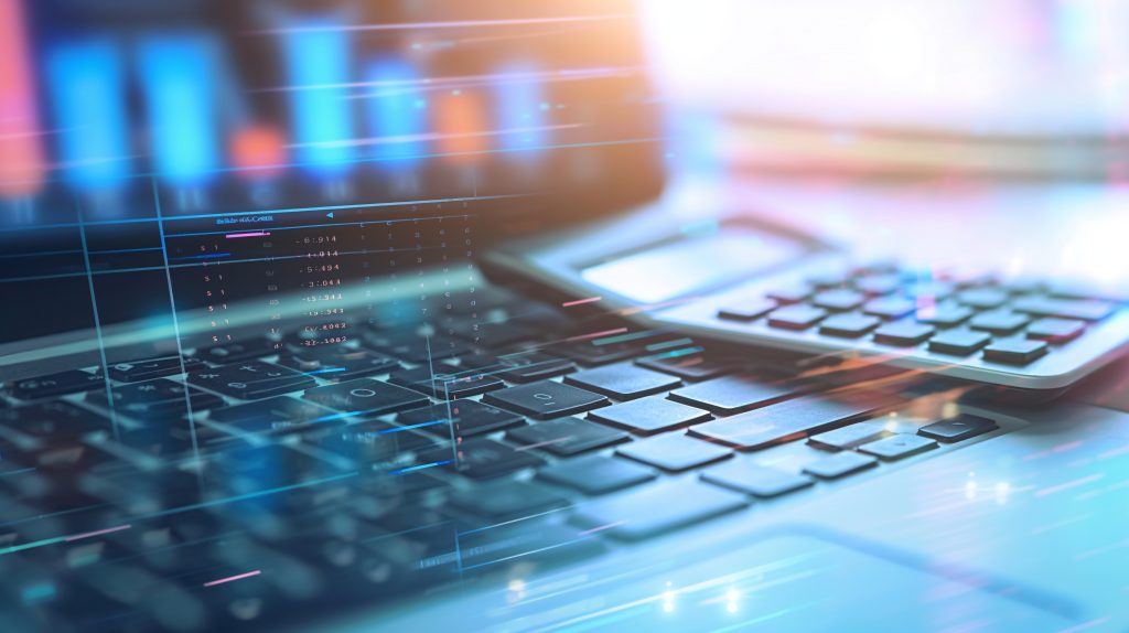 Uma visão em close de um teclado de laptop com uma calculadora em cima e elementos digitais desfocados no fundo, sugerindo a tecnologia no Pagamento de impostos.
