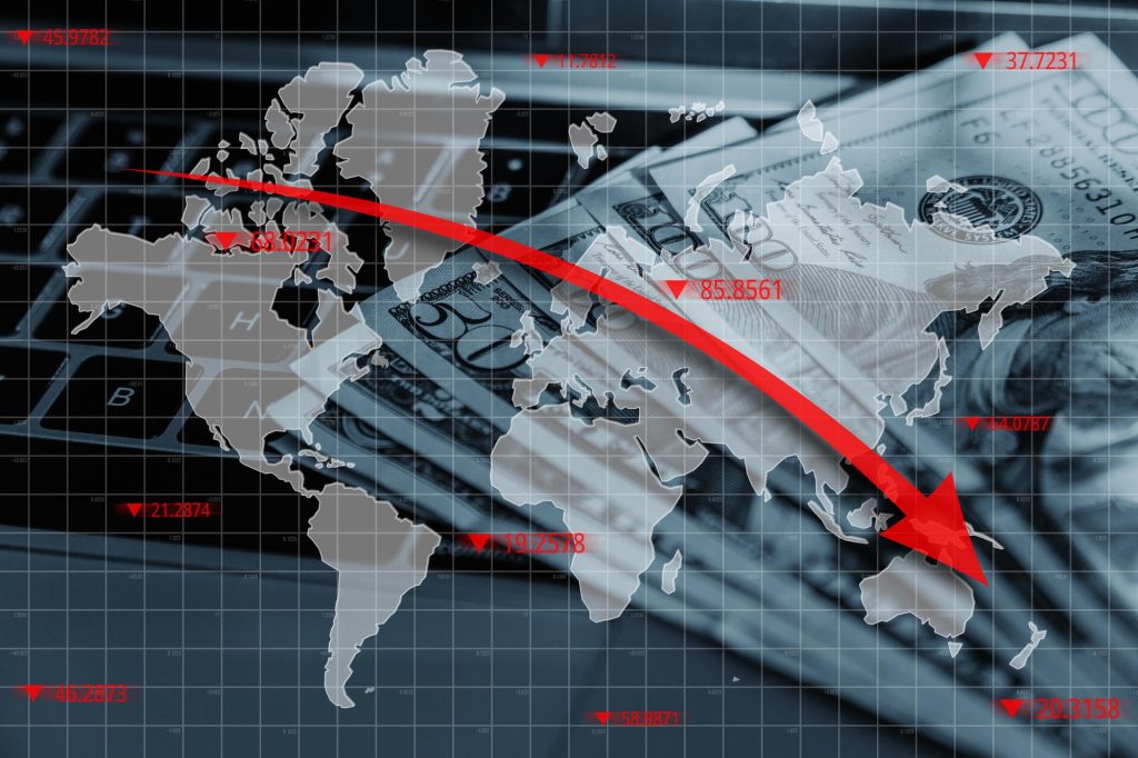 Mapa-múndi com seta e dólares sobre teclado, simbolizando a busca global por Redução de impostos e oportunidades financeiras.