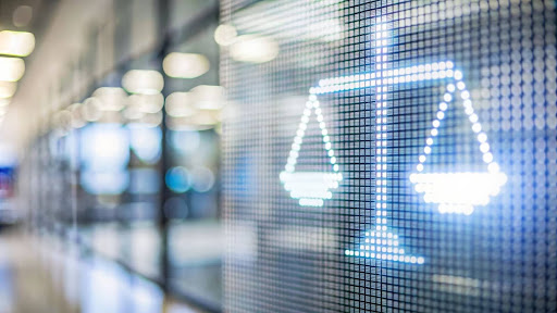 Ícone de balança da justiça em display digital, simbolizando o direito. Essencial para resolver Litígios no setor varejista e outras questões legais.