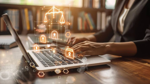 Pessoa digitando em laptop com ícones legais flutuantes. Representa a digitalização e gestão de Contratos comerciais para varejo e outros documentos jurídicos.
