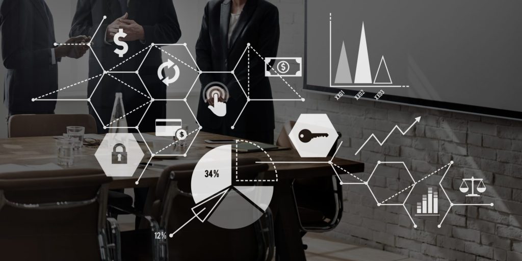 A imagem apresenta uma sobreposição de ícones e gráficos financeiros digitais sobre uma cena de negócios. Em primeiro plano, uma mesa de reunião com cadeiras, e ao fundo, três profissionais de terno e blazer conversam. Os elementos visuais incluem gráficos de pizza, barras e linhas, além de ícones de dinheiro, cadeado e balança, sugerindo uma análise complexa de dados financeiros e legais, como em uma auditoria societária.