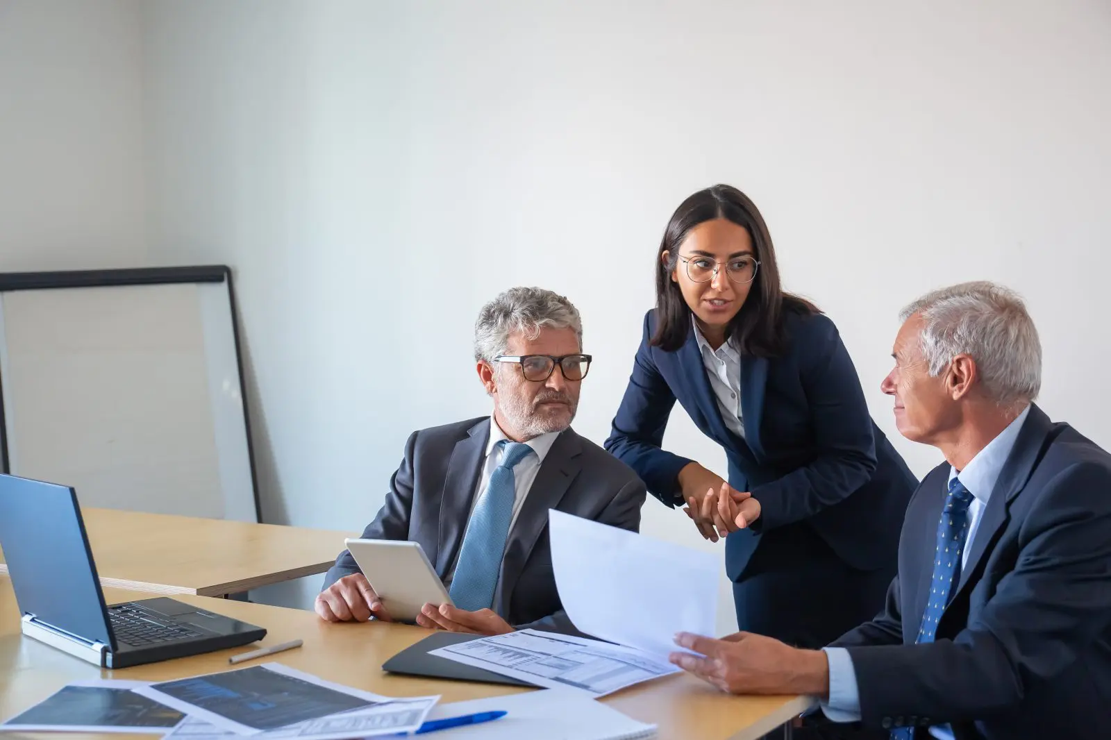 Executivos analisam dados e documentos estratégicos para definir o plano de reestruturação societária da organização.