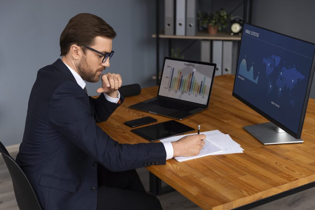 Executivo estuda gráficos financeiros para prever os impactos econômicos da Reforma Tributária nos investimentos.