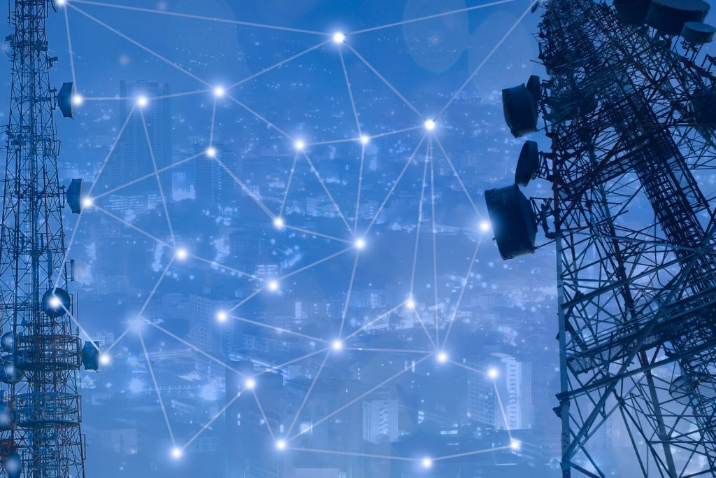 Torres de telecomunicação com pratos e antenas, representando os erros tributários em telecomunicações.