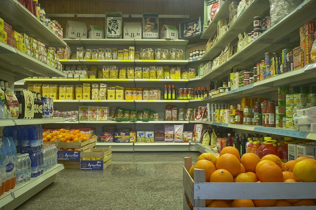 Prateleiras abastecidas em supermercado ilustram os riscos jurídicos no varejo na gestão de produtos.