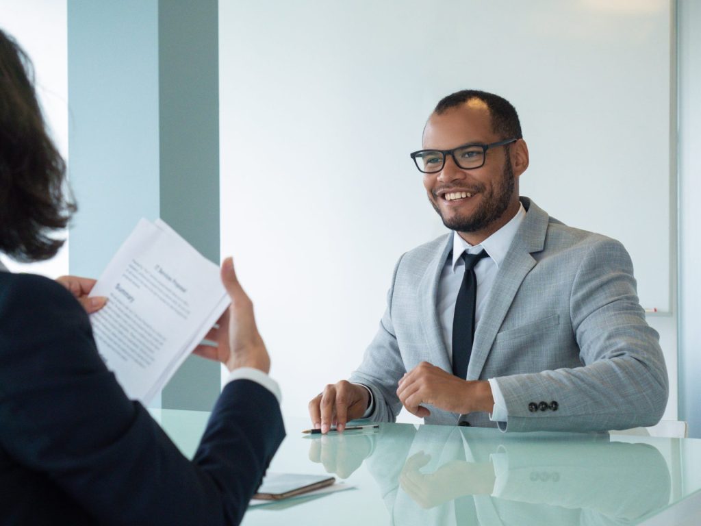 Advogado em atendimento inicial com cliente, representando o momento de decidir como contratar advogado.