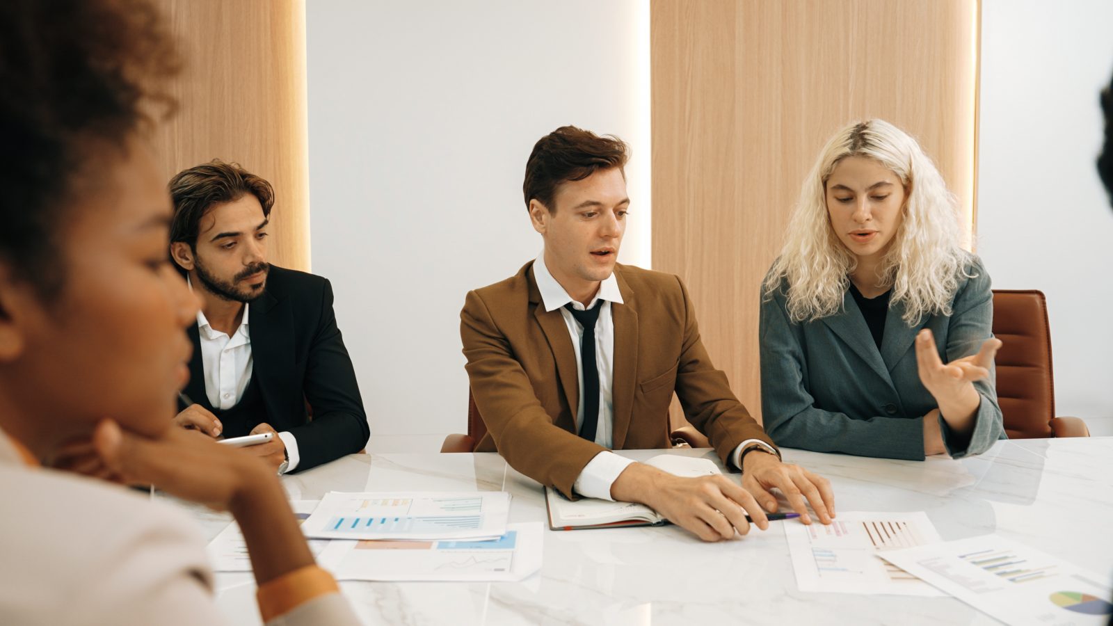 Equipe reunida analisando relatórios e gráficos, refletindo a complexidade de um processo judicial trabalhista.