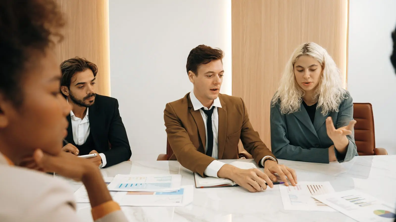 Equipe reunida analisando relatórios e gráficos, refletindo a complexidade de um processo judicial trabalhista.